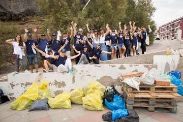 Retirada de plásticos de la playa teldense de San Borondón (Foto TA)
